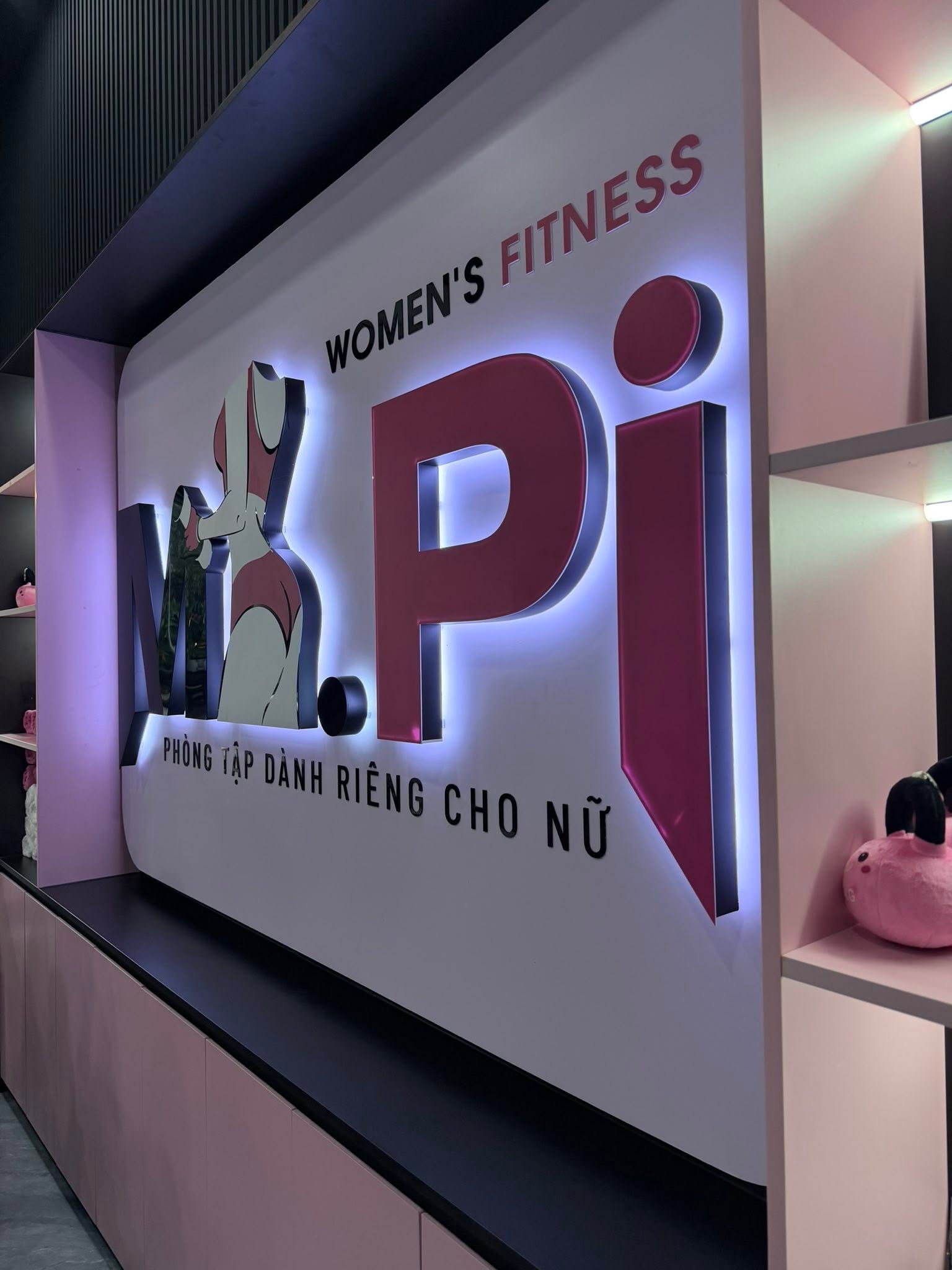 Biển hiệu Ms.Pi Women's Fitness — phòng tập dành riêng cho nữ